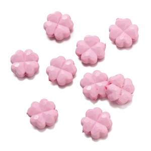 Cuentas de trébol de acrílico rosa facetadas para joyas DIY con un acabado brillante