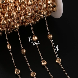 Detalle macro de cadena de cuentas de corazón doradas de 6 mm para joyería DIY