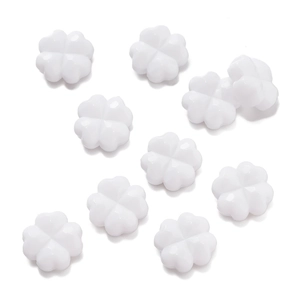 Vista macro de cuentas de trébol en acrílico blanco facetado para joyería artesanal