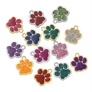 Vue détaillée de pendentifs pattes à paillettes colorées en or et argent pour bijoux
