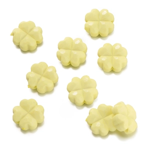 Primer plano de cuentas de trébol amarillas en acrílico con corte de diamante para DIY