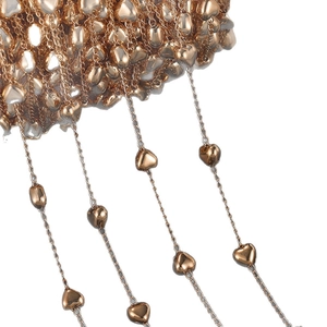 Cadena con dijes de corazón en oro rosa para creación de joyería artesanal