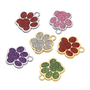 Détail de six pendentifs en alliage colorés avec remplissage pailleté et anneaux de fixation