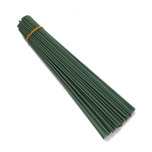 Dettaglio di fili metallici per fiori verde scuro legati con elastico giallo per fai da te