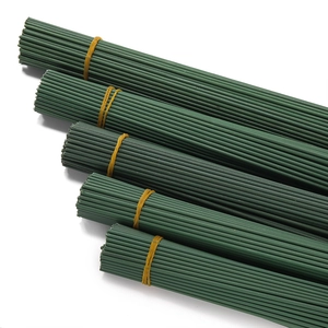 Dettaglio di mazzi di fili di ferro verdi per fiori con elastici per composizioni fai-da-te