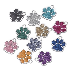 Mise à plat de breloques colorées en forme de patte de chat pailletée en dix couleurs