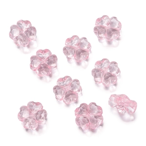 Detalle de cuentas de flores de acrílico rosa facetado para joyería y collares DIY