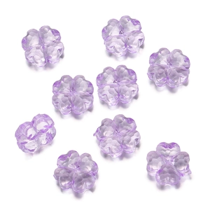 Detalle de nueve cuentas de trébol violeta translúcidas con corte facetado para joyería