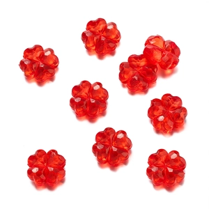 Primer plano de cuentas de trébol facetadas rojo translúcido para joyería artesanal