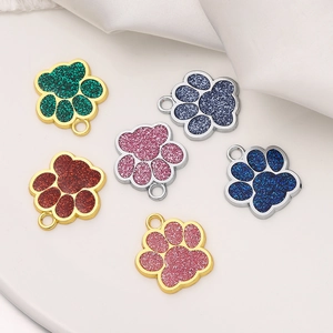 Détail macro de pendentifs pattes à paillettes colorées en alliage or et argent