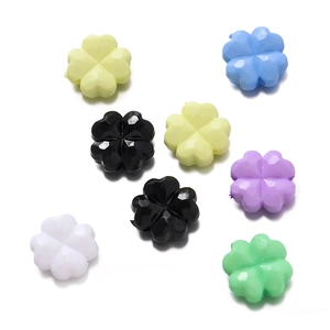 Vista detallada de cuentas de trébol de cuatro hojas en acrílico colorido para joyería DIY