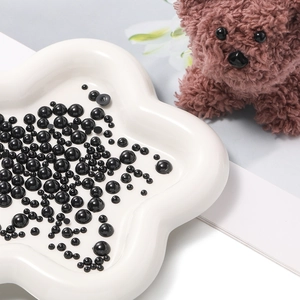 Vista macro di occhi di sicurezza in plastica nera per bambole DIY su un vassoio