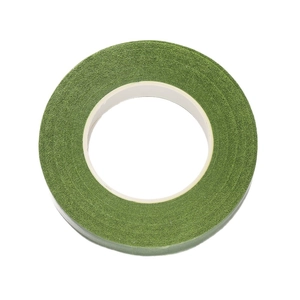 Nastro floreale verde con trama cartacea per gambi di bouquet fai-da-te su fondo bianco