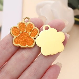 Vue détaillée de pendentifs patte en alliage avec paillettes orange et bordure dorée