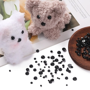 Dettaglio macro di occhi di sicurezza neri misti per bambole di peluche e progetti fai-da-te