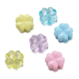 Detalle de cuentas de trébol de acrílico de colores para joyería artesanal