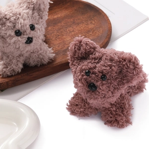 Primo piano di teste di orsetto in peluche beige e rosa per bambole e artigianato DIY