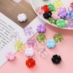 Primer plano de cuentas de trébol de acrílico coloridas con facetas para joyería artesanal