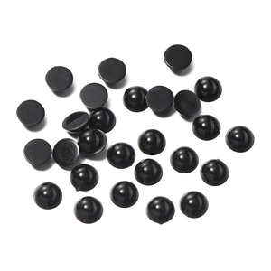 Vista macro di occhi per bambole in plastica nera lucida con retro piatto per artigianato