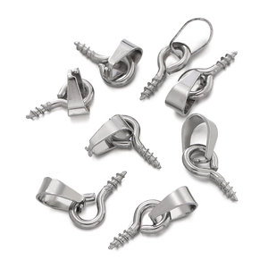 Gros plan sur sept attaches de pendentif en acier inoxydable poli pour bijoux DIY