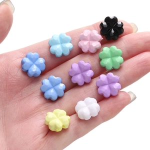 Cuentas de trébol de cuatro hojas en acrílico colorido para joyería artesanal