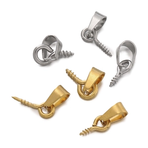 Détails macro des bélières à vis et attaches en acier inoxydable doré et argenté pour bijoux