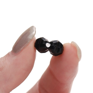 Cuenta de trébol negro en acrílico facetado para bisutería DIY sobre fondo blanco