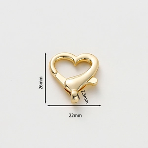 Dettaglio macro della chiusura a moschettone a cuore dorata 26mm per gioielli fai da te