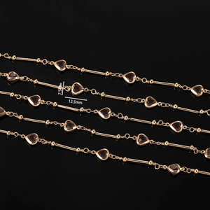Détail d'une chaîne dorée avec cœurs en cristal de 7,5mm et tubes de 12,5mm pour bijoux DIY