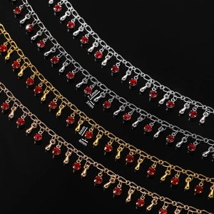 Détail des chaînes à franges cœur et goutte en cuivre avec cristaux rouges en trois couleurs