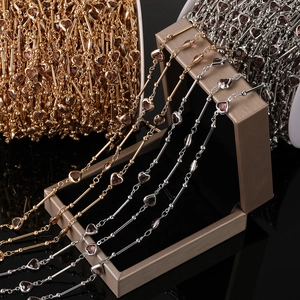 Détails macro de chaînes à perles de cristal en forme de cœur pour bijoux DIY
