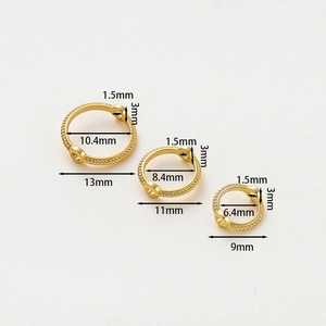 Tres tamaños de anillos de encaje chapados en oro 14K con medidas detalladas