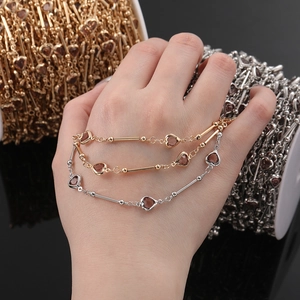 Chaîne à cristaux en cœur doré et argenté pour la création de colliers élégants