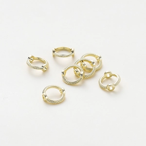 Vista macro de conectores de anillo de oro 14K con textura de cuerda para joyería artesanal