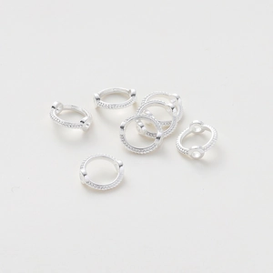 Vista detallada de anillos de cuentas festoneados de oro 14K para accesorios de joyería