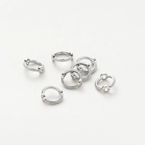 Detalle macro de anillos de cuentas de plata con texturas de cuerda trenzada para joyería DIY