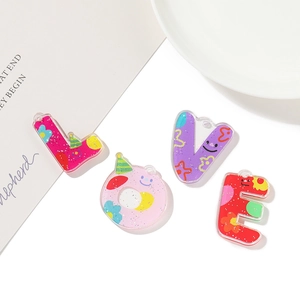 Gros plan de lettres LOVE en acrylique coloré avec motifs floraux et paillettes pour DIY