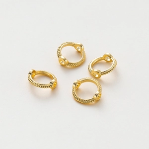 Detalle de 4 anillos de encaje dorados con doble orificio para creación de joyas DIY