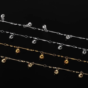 Détail de chaînes à clochettes en cuivre doré et argenté pour la création de bijoux DIY