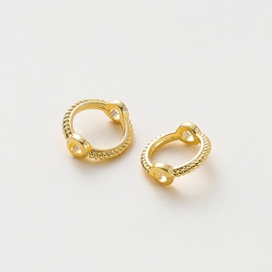 Detalle de conectores de anillo de oro de 18K con doble agujero para joyería DIY