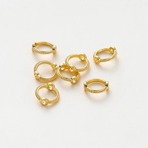 Vista de anillos conectores redondos de oro de 18K con textura de cuerda y doble agujero