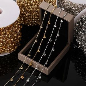 Détail de chaînes en cuivre plaqué or et argent avec petits grelots cœur pour bijoux DIY
