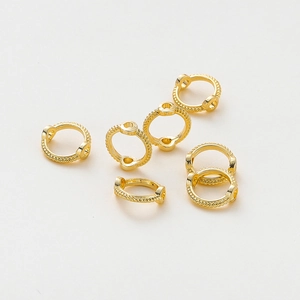 Detalle de anillos de cuentas en oro de 18K con dos agujeros para joyería artesanal