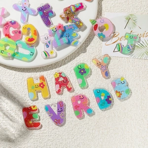 Breloques Alphabet en Acrylique Coloré pour la Fabrication de Bijoux DIY Pendentifs Lettres à Paillettes Imprimés avec Visage Souriant et Fleurs pour Porte-clés