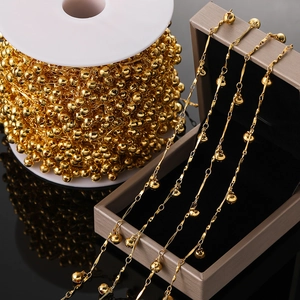 Gros plan détaillé d'une chaîne à clochettes dorées pour colliers DIY sur un coffret