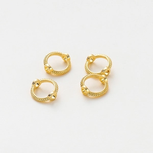 Detalle de cuatro anillos de cuentas estilo cuerda bañados en oro de 14K para joyería DIY