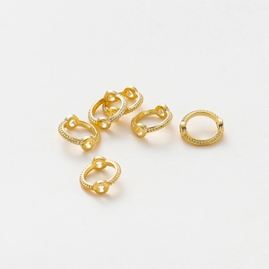 Detalle de anillos de doble agujero chapados en oro 14K con textura trenzada para joyas