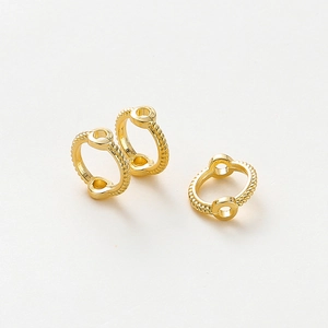 Detalle de aros de cuentas festoneados bañados en oro de 14K con agujeros dobles para DIY