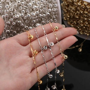 Détail de maillons torsadés et mini cloches pour chaînes de bijoux DIY en or et argent