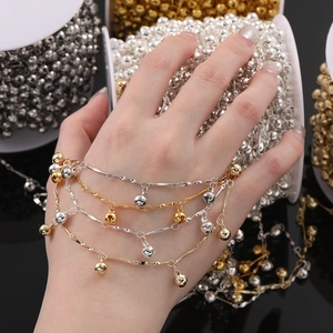 Vue détaillée de la petite chaîne à clochettes en métal pour bijoux DIY en couleurs
